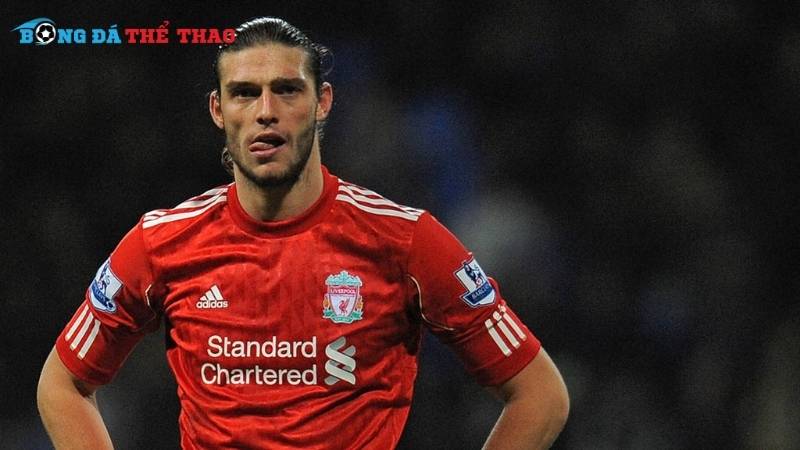 Andy Carroll luôn là mối đe dọa trong những pha bóng bổng