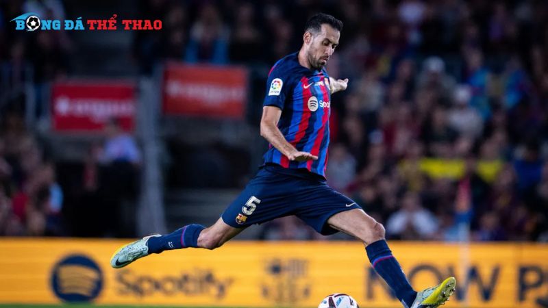 Sergio Busquets (Barcelona) là một trong những tiền vệ phòng ngự xuất sắc nhất lịch sử