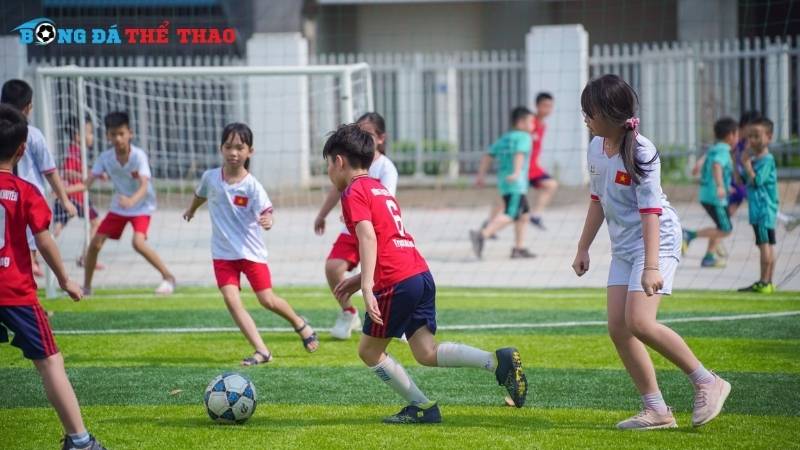 Chiến thuật bóng đá cho trẻ em giúp các em rèn luyện kỹ năng, tư duy và kỷ luật