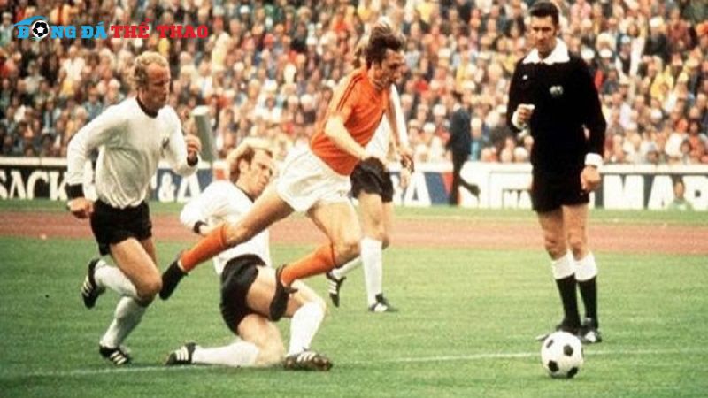 Giai đoạn đỉnh cao của bóng đá tổng lực là World Cup 1974, khi đội tuyển Hà Lan trình diễn lối chơi đột phá