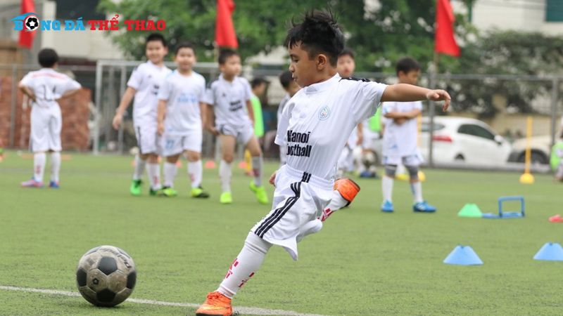 Kỹ thuật đá bóng với phần mu của bàn chân